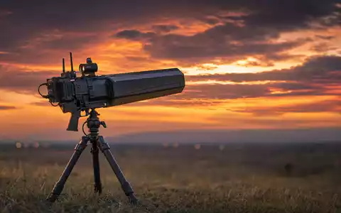 DroneShield Ltd (AU000000DRO1) zeigt ein generisches Counter-Drone-Antennensystem auf Stativ vor dramatischem Abendhimmel - Foto: THN
