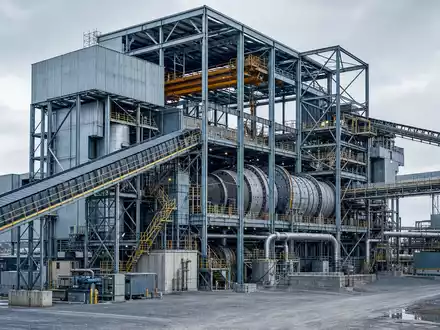 Almonty Industries Inc zeigt die Wolfram-Aufbereitungsanlage CA0203987072 mit Stahlrahmen und industriellen Förderbändern - Foto: THN