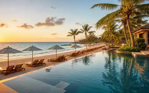 TUI AG (DE000TUAG505) zeigt ein tropisches Strand-Resort mit Liegen, Palmen und Pool bei Sonnenuntergang - Foto: THN