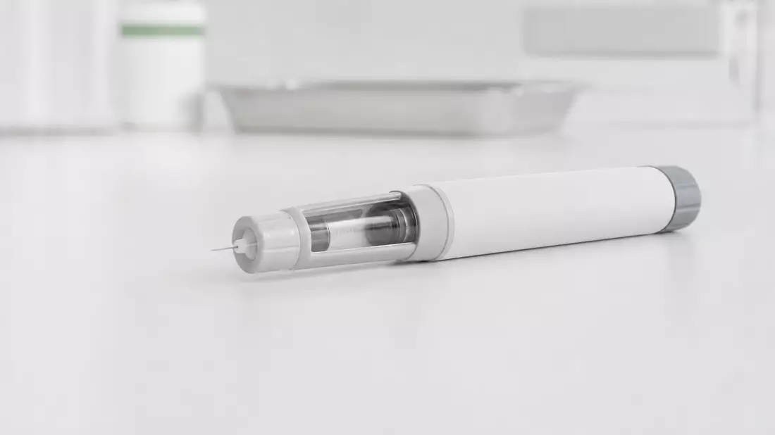 Generischer Insulin-Pen auf weißem Tisch, klinische Beleuchtung, medizinisch
