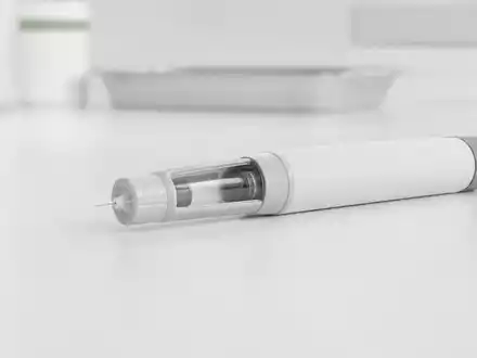 Novo Nordisk A/S (DK0062498333): generischer Insulin-Pen auf weißem Tisch in klinischer Beleuchtung. - Foto: THN