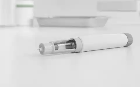 Novo Nordisk A/S (DK0062498333): generischer Insulin-Pen auf weißem Tisch in klinischer Beleuchtung - Foto: THN