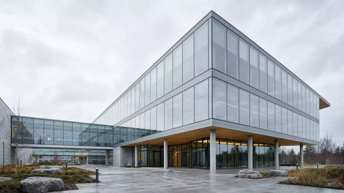 Modernes nordisches Forschungszentrum, Glasfassade, Skandinavisches Architekturdesign