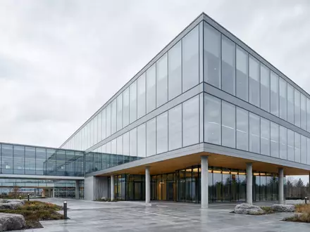 Novo Nordisk A/S (DK0062498333): nordisches Forschungszentrum mit Glasfassade und klaren skandinavischen Linien - Foto: THN