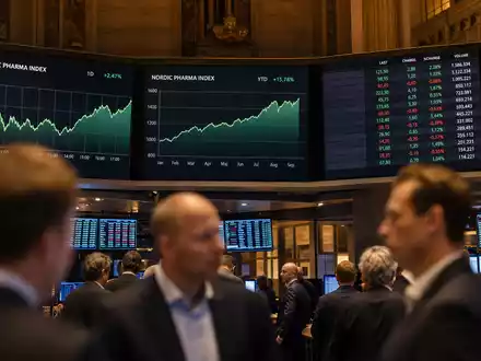 Novo Nordisk A/S (DK0062498333): Börsen-Editorialfoto mit nordischen Pharma-Index-Charts und Händlern auf Kopenhagener Trading-Floor - Foto: THN