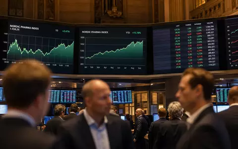 Novo Nordisk A/S (DK0062498333): Börsen-Editorialfoto mit nordischen Pharma-Index-Charts und Händlern auf Kopenhagener Trading-Floor - Foto: THN