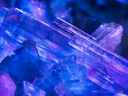 Makroaufnahme einer kristallinen Molekülstruktur verweist auf die Wirkstoffforschung von Evotec SE, ISIN DE0005664809, leuchtendes Blau - Foto: THN