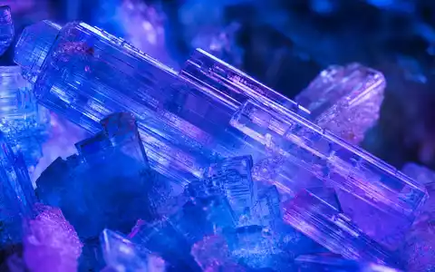 Makroaufnahme einer kristallinen Molekülstruktur verweist auf die Wirkstoffforschung von Evotec SE, ISIN DE0005664809, leuchtendes Blau - Foto: THN