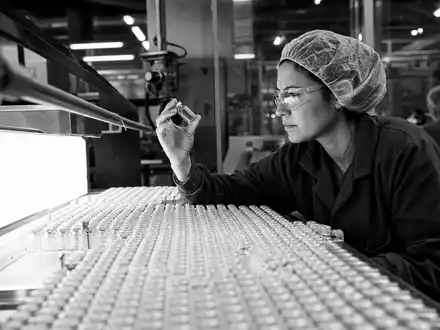 Gerresheimer AG, ISIN DE000A0LD6E6, dokumentiert in Schwarzweiß-Reportage die sorgfältige Qualitätskontrolle pharmazeutischer Glasfläschchen durch Fachpersonal - Foto: THN
