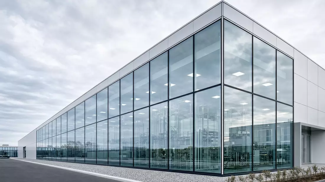 Modernes Pharmagebäude mit großflächiger Glasfassade und Reinraum-Technik innen