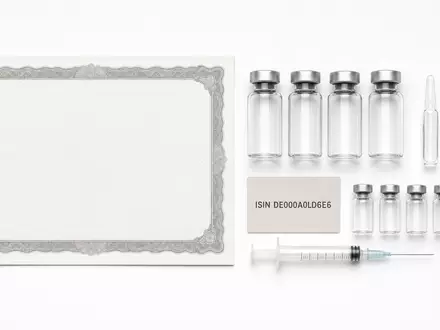 Gerresheimer AG, ISIN DE000A0LD6E6, symbolisiert durch Flatlay-Arrangement aus Aktienzertifikat, ISIN-Karte und pharmazeutischen Glasampullen - Foto: THN