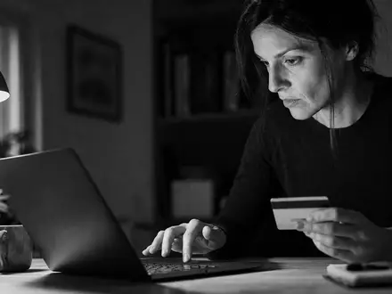 PayPal Holdings Inc (US70450Y1038) dokumentiert Online-Shopping per Laptop im dokumentarischen Schwarz-Weiß Stil - Foto: THN