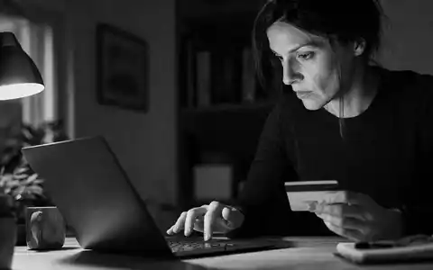 PayPal Holdings Inc (US70450Y1038) dokumentiert Online-Shopping per Laptop im dokumentarischen Schwarz-Weiß Stil - Foto: THN