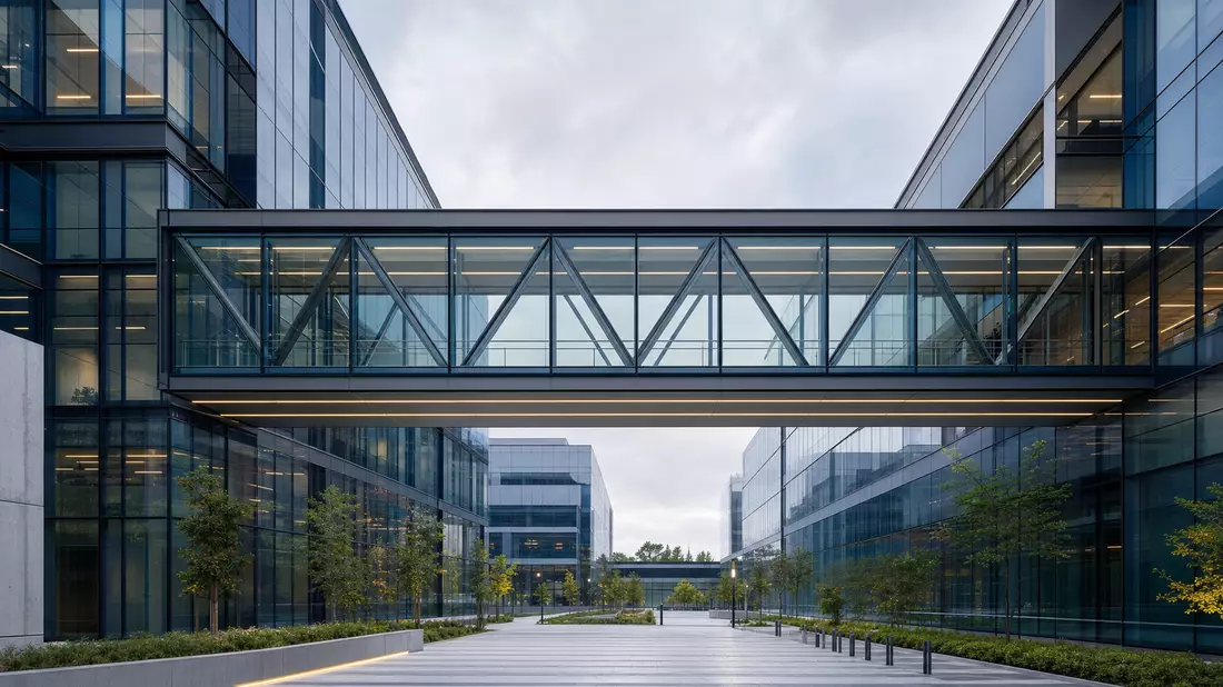 Gläserne Skybridge verbindet zwei moderne Tech-Campus-Gebäude