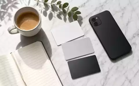 PayPal Holdings Inc (US70450Y1038) als Flatlay mit Karten, Smartphone und Kaffee auf Marmor - Foto: THN