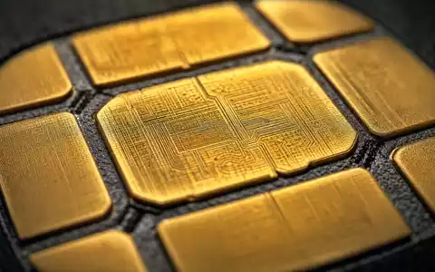 PayPal Holdings Inc (US70450Y1038) zeigt goldene Chip-Kontakte einer Bankkarte in extremer Nahaufnahme - Foto: THN