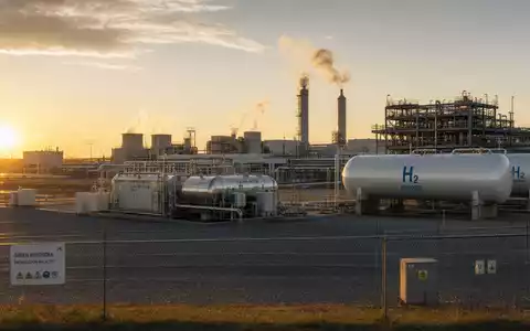 Plug Power Inc US72919P2020 betreibt industrielle Elektrolyseur-Anlage mit Wasserstoff-Tanks und Rohren bei Sonnenaufgang. - Foto: THN