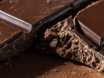 Nestlé S.A. CH0038863350 – extreme Makronahaufnahme einer gebrochenen dunklen Schokoladentafel mit scharfer Bruchkante - Foto: THN