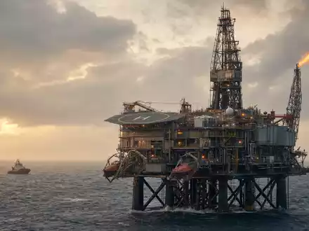 BP plc GB0007980591 betreibt Offshore-Ölplattformen in der Nordsee mit Helipad und Flackerflamme - Foto: THN