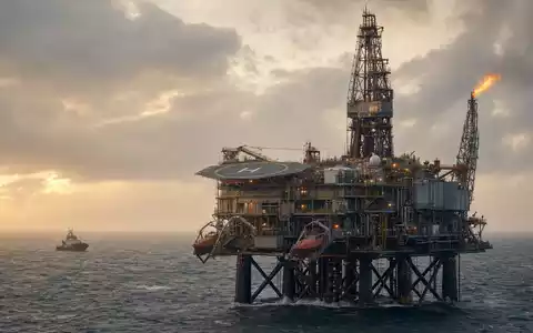 BP plc GB0007980591 betreibt Offshore-Ölplattformen in der Nordsee mit Helipad und Flackerflamme. - Foto: THN