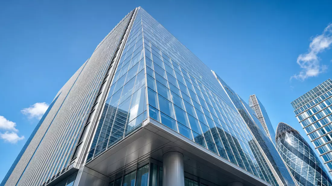 Gläserne Hochhaus-Fassade in der City of London mit geometrischer Curtain-Wall-Struktur