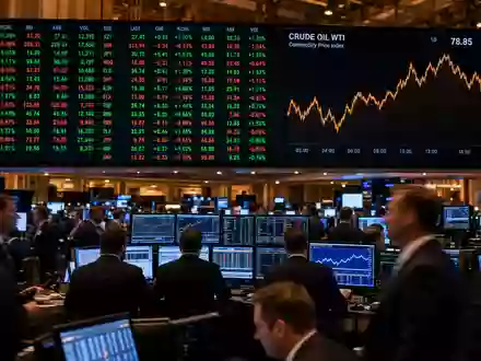 BP plc GB0007980591 wird an der FTSE100-Börsentafel mit Rohstoff-Indexchart auf belebtem Trading-Floor gehandelt - Foto: THN