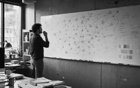 Palantir Technologies Inc (US69608A1088) – Data-Analyst skizziert komplexe Netzwerk-Knotenpunkte dokumentarisch auf einem Whiteboard - Foto: THN
