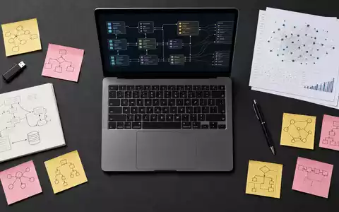 Palantir Technologies Inc (US69608A1088) – Flatlay mit Notebook, USB-Stick und Sticky-Notes auf Anthrazit-Schreibtisch. - Foto: THN