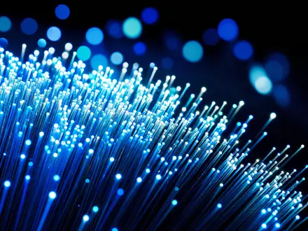 Palantir Technologies Inc (US69608A1088) – extreme Makro-Nahaufnahme leuchtender Glasfaserkabel-Bündel mit brillanten Lichtpunkten in Blau - Foto: THN