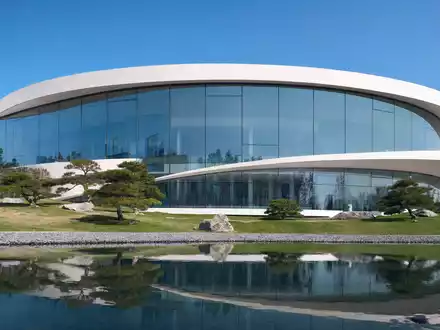 Novartis AG CH0012005267 – Futuristisches Forschungsgebäude mit ovaler Glasfassade, Spiegelteich und Grünanlagen - Foto: THN