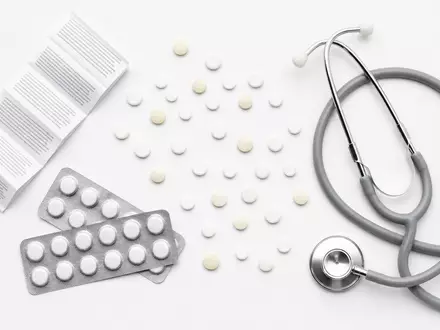Novartis AG CH0012005267 – Flatlay mit generischen Tabletten, Blister, Beipackzettel und Stethoskop auf Weiß - Foto: THN