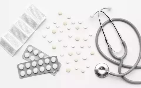 Novartis AG CH0012005267 – Flatlay mit generischen Tabletten, Blister, Beipackzettel und Stethoskop auf Weiß - Foto: THN