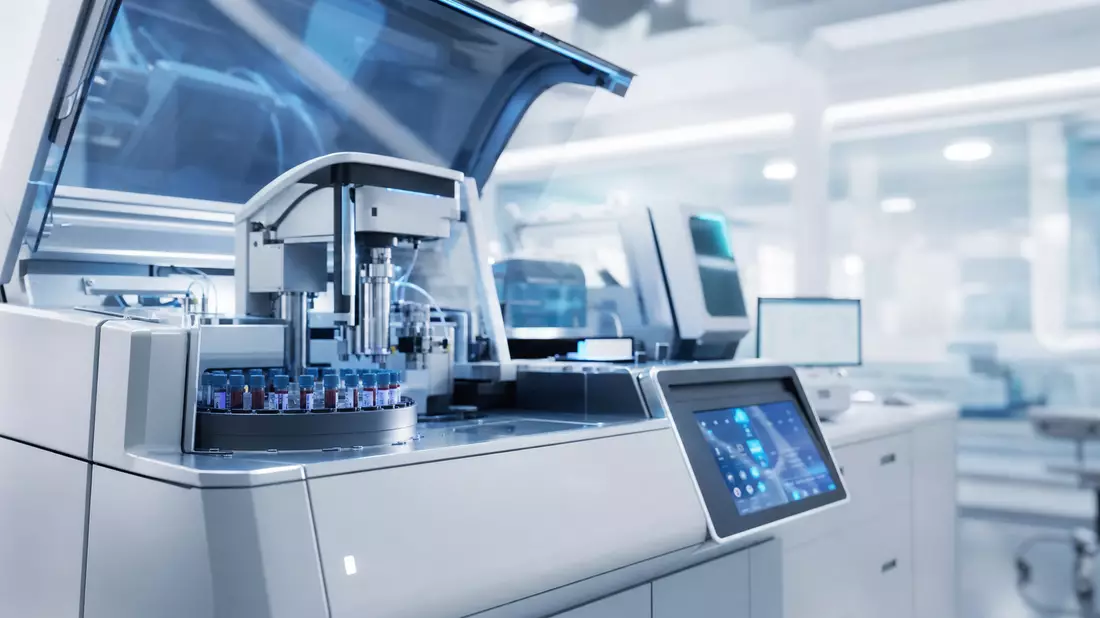 Automatisches Diagnostik-Laborgerät mit Touchscreen-Oberfläche im klinischen Labor
