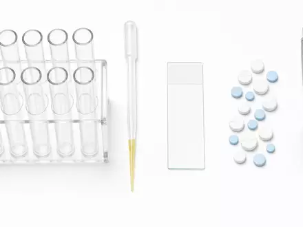 Roche Holding AG CH0012032048 – Reagenzgläser, Pipette und Tabletten als Flatlay auf weißem Tisch - Foto: THN