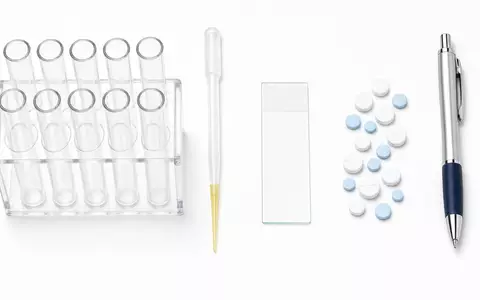 Roche Holding AG CH0012032048 – Reagenzgläser, Pipette und Tabletten als Flatlay auf weißem Tisch - Foto: THN