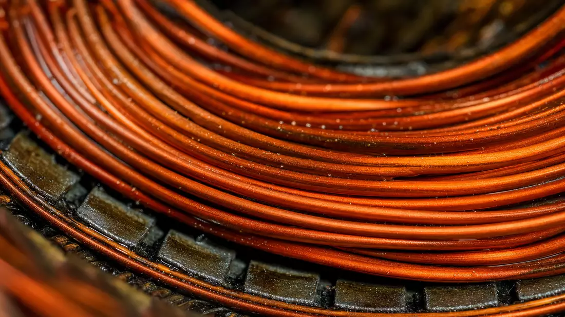 Extreme Nahaufnahme kupferner Elektromotor-Wicklungen mit warmem Metallschimmer