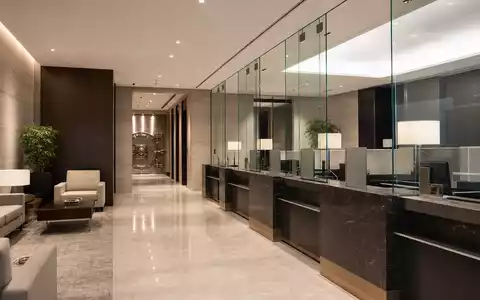 UBS Group AG CH0244767585 zeigt einen modernen Bankschalterbereich mit eleganten Glaspartitionen und massiver Stahl-Tresortür - Foto: THN