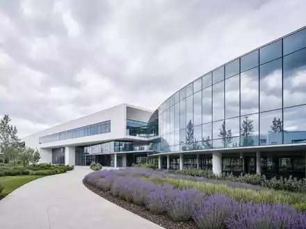 Givaudan CH0010645932 modernes Forschungs- und Entwicklungszentrum mit geschwungener Glasfassade und aromatischem Duftpflanzen-Garten - Foto: THN