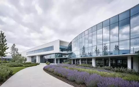 Givaudan CH0010645932 modernes Forschungs- und Entwicklungszentrum mit geschwungener Glasfassade und aromatischem Duftpflanzen-Garten - Foto: THN