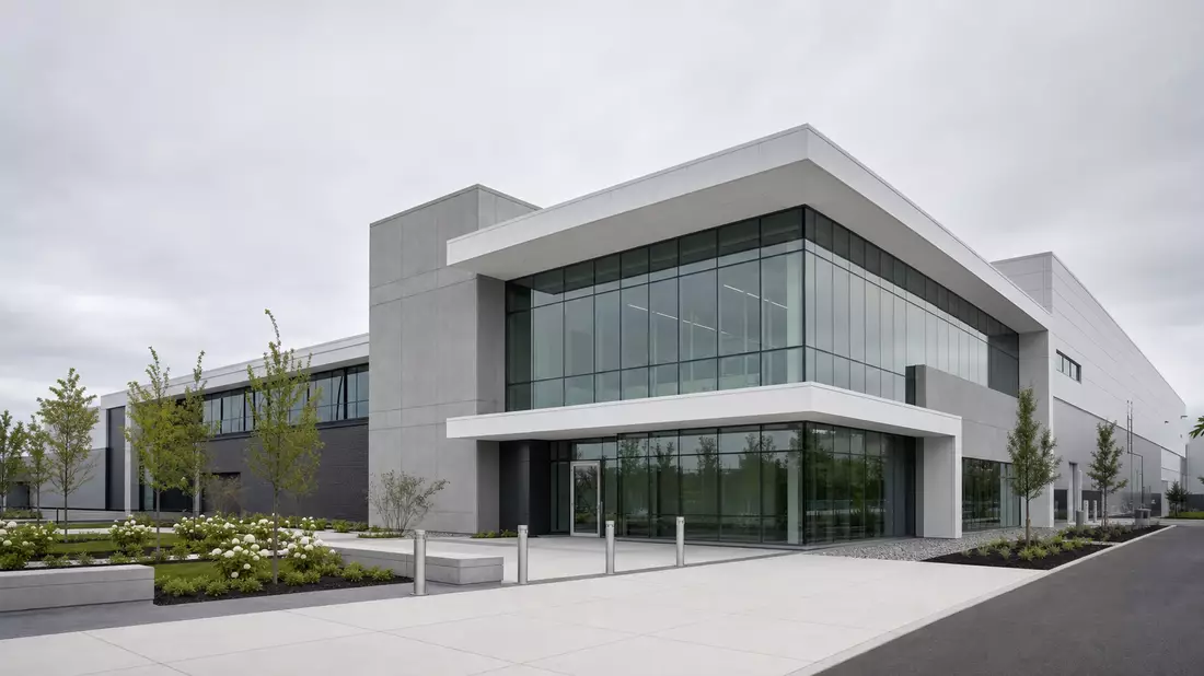 Modernes Biotech-Produktionsgebäude mit Glas-Beton-Fassade, minimalistisch und funktional