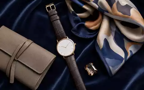 Richemont CH0045159024 arrangiert anonyme LuxusgĂŒter â Uhr, Lederband, Seidenschal, Edelstein auf marineblauen Samtstoff - Foto: THN