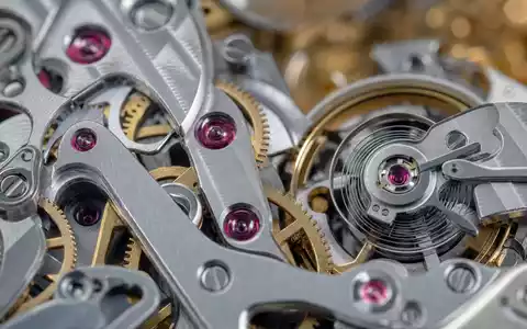 Richemont CH0045159024 enthĂŒllt Makrodetail eines anonymen mechanischen Uhrwerks mit Rubinen und filigranen Federn - Foto: THN