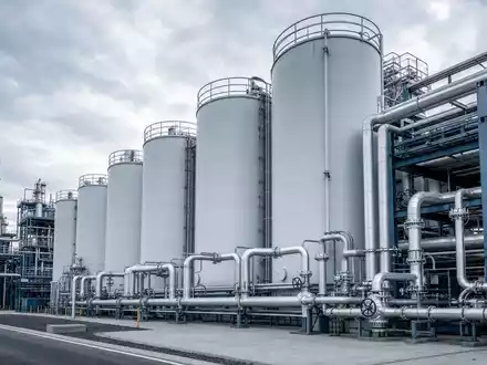 Sika AG CH0418792922 Architekturillustration modernes Chemiewerk mit großen Silos und silbernen Industrierohrleitungen - Foto: THN