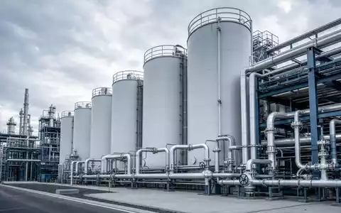 Sika AG CH0418792922 Architekturillustration modernes Chemiewerk mit großen Silos und silbernen Industrierohrleitungen - Foto: THN