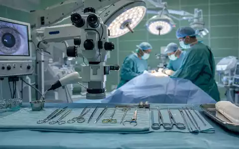 Alcon CH0432492467: Augenchirurgie OP Saal mit Mikroskop, sterilen Werkzeugen und einem Operationsteam. - Foto: THN