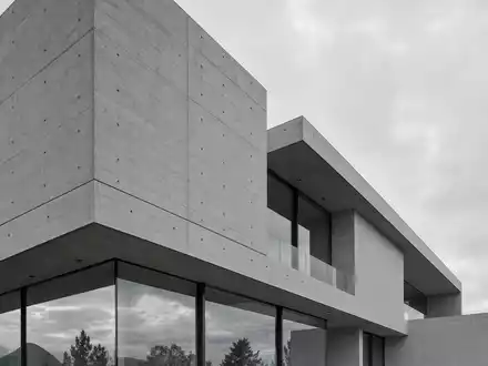 Holcim AG CH0012214059 moderner Sichtbetonbau mit klaren geometrischen Linien und grossflächiger Glasfassade - Foto: THN