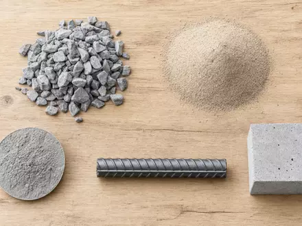 Holcim AG CH0012214059 Baustoff Proben Kies Sand Zementpulver und Bewehrungsstahl auf hellem Holzbrett - Foto: THN