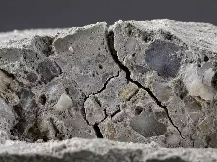 Holcim AG CH0012214059 Makrodetail frischer Betonbruch mit eingebetteten Zuschlagstoff Körnern im Querschnitt - Foto: THN