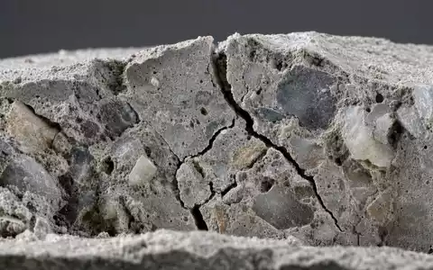 Holcim AG CH0012214059 Makrodetail frischer Betonbruch mit eingebetteten Zuschlagstoff Körnern im Querschnitt - Foto: THN