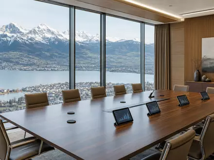 Partners Group Boardroom in Zug CH0024608827 mit Bergblick, langer Holztisch und digitale Tablets - Foto: THN
